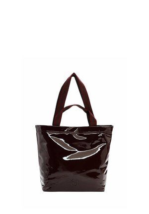 Blank mørkebrun shopper taske med korte og lange stofhåndtag, med diskret præget logo nær bunden og skinnende overfladereflektioner.
