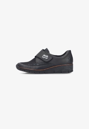 Sort læder slip-on sko med tekstureret overdel, justerbar velcrobånd og lav gummisål med brun kant, vist fra siden.
