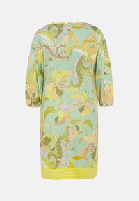 Blumenmusterkleid in Mintgrün mit Puffärmeln, rundem Ausschnitt und gelb gestreiften Akzenten am Saum. Die Stofftextur ist glatt.