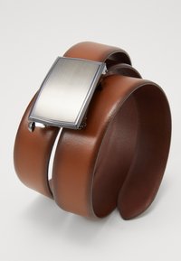 Reloj con correa de piel marrón que presenta una esfera rectangular de metal tono plateado, superficie lisa y un diseño minimalista con un acabado pulido.