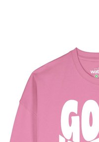 Roze sweatshirt met grote, witte, vetgedrukte tekst die gedeeltelijk zichtbaar is aan de voorkant en een gestikte ronde halslijn op een witte achtergrond.