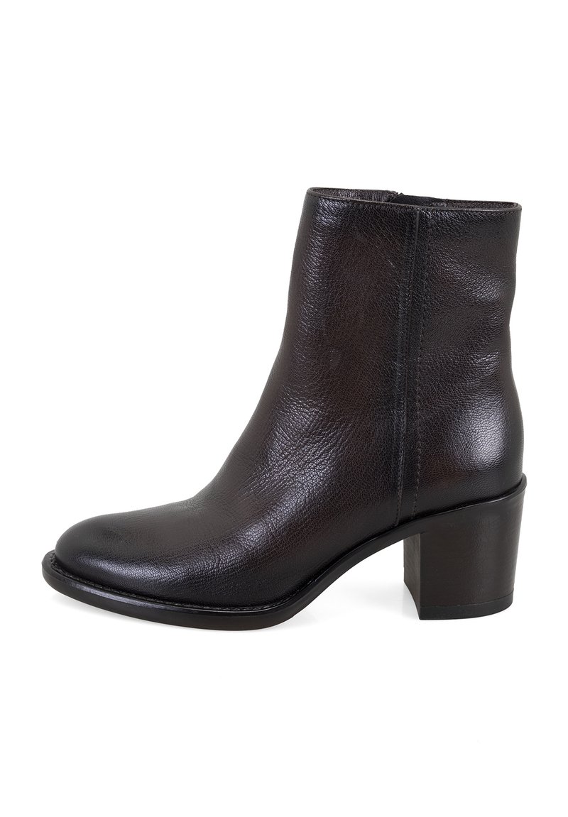 Bottines noires en cuir avec un bout arrondi et un talon bloc moyen. Présente une texture lisse et un design minimaliste avec des coutures sur les côtés.