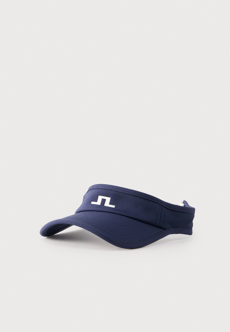 Visera deportiva azul marino con ala curva y logotipo estilizado blanco en el frente, con laterales de malla y correa trasera ajustable.