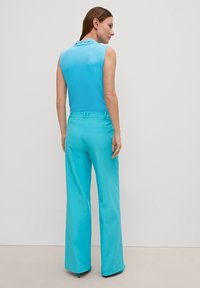 comma MIT WASSERFALL-AUSSCHNITT - Top - türkis