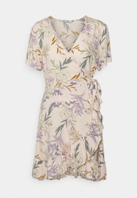 Vestido envolvente floral en tela de color rosa claro. Presenta mangas cortas, un escote en forma de V y un dobladillo con volantes decorado con patrones de hojas en púrpura, verde y naranja.