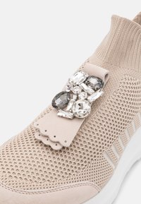 Noclaim KARYM - Sapatilhas - beige/rose