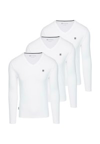 Tre T-shirt bianche a manica lunga con scollatura a V, realizzate in tessuto morbido, dotate di un piccolo logo sul petto e una texture liscia e uniforme.