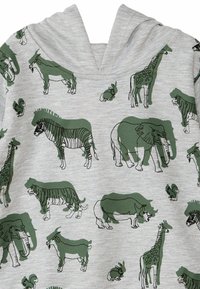 Felpa con cappuccio grigia con illustrazioni di animali verdi. Presenta vari animali come elefanti e giraffe, contornati in nero.