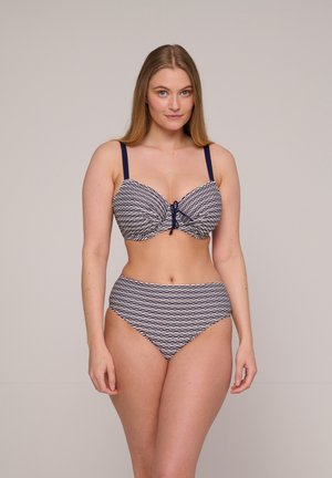 Gestreept bikini set met een gemusterd onderwirthoudende top met marineblauwe accenten en bijpassende high-waisted bikinislip in een vergelijkbaar ontwerp.