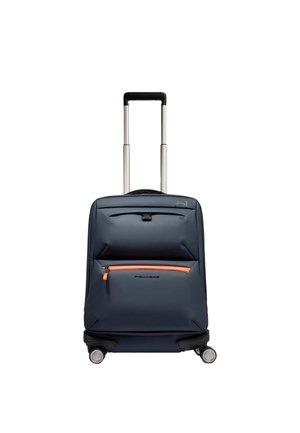 Donkerblauwe softshell handbagagekoffer met oranje ritsvak, uitschuifbare handgreep en vier zwenkwielen op een witte achtergrond.