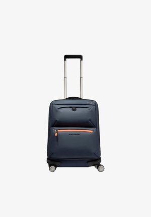 Donkerblauwe softshell handbagagekoffer met oranje ritsvak, uitschuifbare handgreep en vier zwenkwielen op een witte achtergrond.
