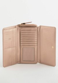 Portfel na zamek błyskawiczny w jasnoróżowym, syntetycznym materiale, wyposażony w wiele przegródek na karty, przezroczyste okienko na dokumenty oraz ochronę RFID. Gładka faktura.