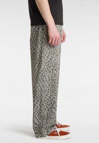 Vans RANGE NOVELTY BAGGY  - Broek - light grey