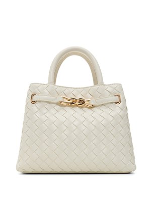 Crèmekleurige geweven leren handtas met afgeronde handvatten en een gouden gedraaide knoopsluiting aan de voorkant.