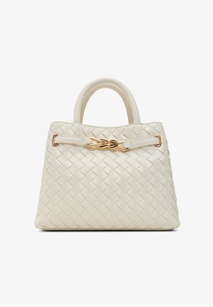 Borsa intrecciata in pelle color crema con manici arrotondati e dettaglio di chiusura frontale a nodo intrecciato dorato.