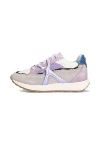 Sneaker in suede viola chiaro con dettagli in rete, rifiniture argento, una suola intermedia bianca e una suola esterna in gomma color cuoio. Caratterizzato da un design a punta arrotondata.