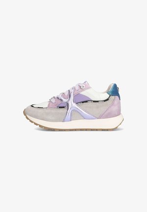 Lichtpaarse suede sneaker met gaasaccenten, zilveren details, een witte tussenzool en een rubberen buitenzool van gum. Heeft een afgeronde teenvorm.