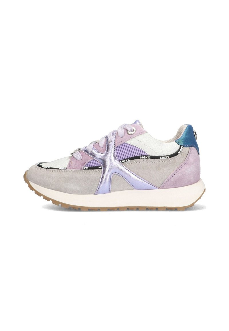 Sneaker in suede viola chiaro con dettagli in rete, rifiniture argento, una suola intermedia bianca e una suola esterna in gomma color cuoio. Caratterizzato da un design a punta arrotondata.