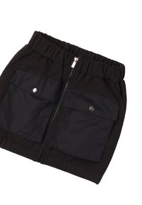 Pantaloni corti neri con vita elasticizzata arricciata, dotati di due grandi tasche a patta con chiusura a pressione e chiusura lampo frontale.