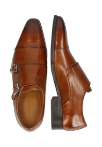 Braune Lederdressschuhe mit spitzem Design, doppelter Schnallenhardware und einem leicht erhöhten schwarzen Absatz. Glatte Textur mit minimaler Nähte.