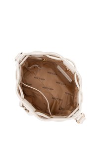 Weißer Eimer-Handtasche mit strukturiertem, gerafftem Design. Das Innere verfügt über ein beiges Futter mit wiederholtem Branding und einer Reißverschlusstasche.