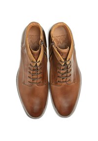 Chaussures en cuir marron avec une finition lisse, un design à lacets, un panneau contrastant près de la cheville et une forme de bout arrondi.