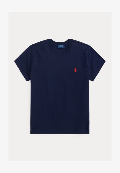 Granatowy T-shirt z krótkim rękawem i okrągłym dekoltem, z małym czerwonym haftowanym logo Polo Ralph Lauren na lewej piersi.