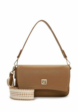 Sac à main en cuir marron avec une surface texturée, doté d'une bandoulière tissée amovible avec des accents blancs et un logo métallique à l'avant.