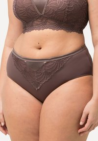 Bruine onderbroek met kant aan de rand heeft een gemêleerd bloemenpatroon aan de voorkant en een gladde stofafwerking. De taille heeft een contrasterende satijnen band.