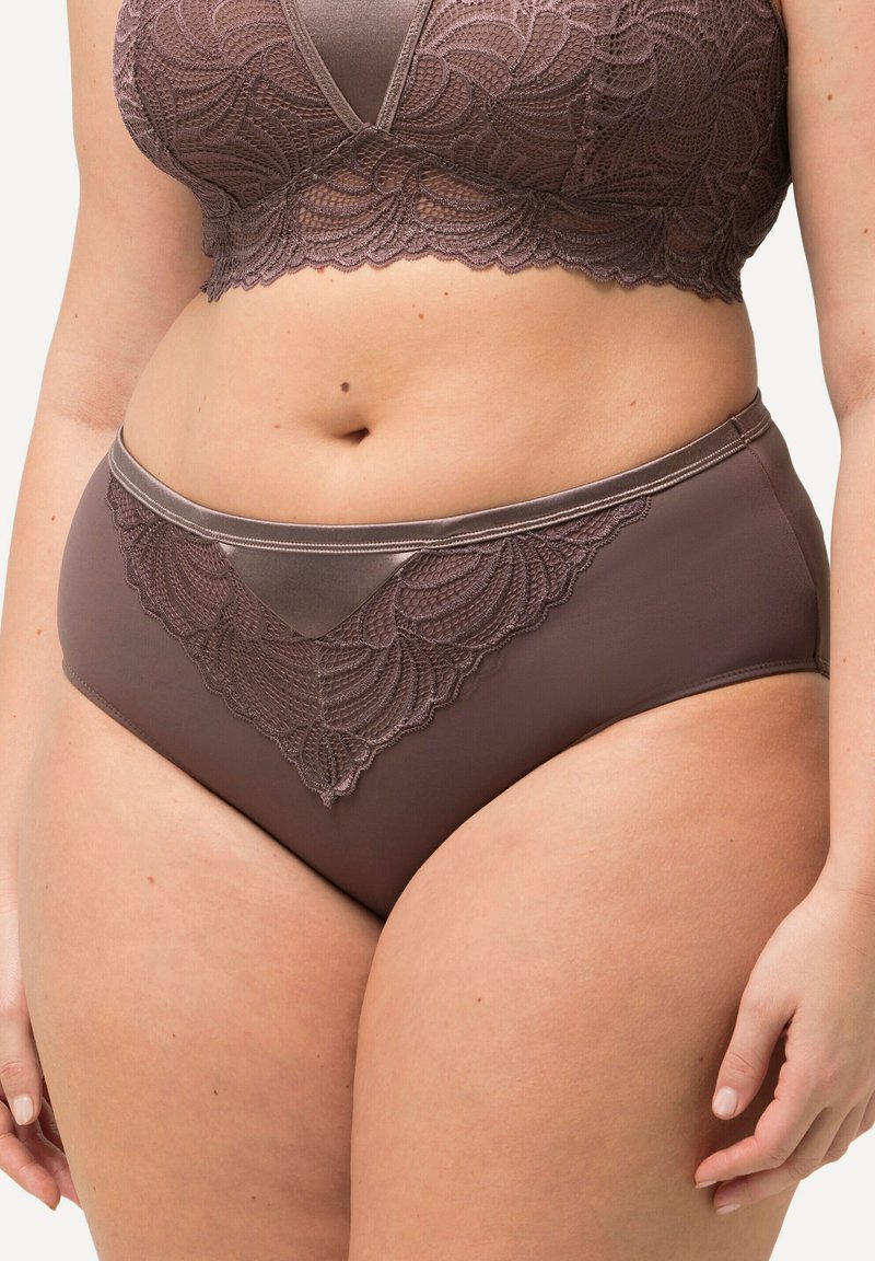 Bruine onderbroek met kant aan de rand heeft een gemêleerd bloemenpatroon aan de voorkant en een gladde stofafwerking. De taille heeft een contrasterende satijnen band.