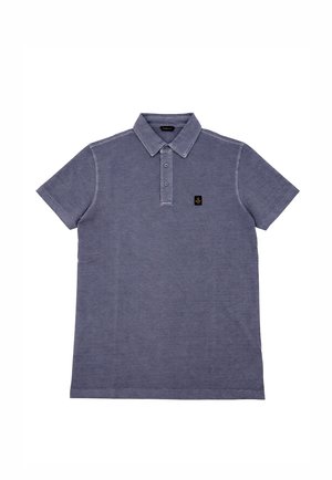 Polo a maniche corte, blu sbiadito, con tre bottoni e una piccola toppa logo nera sul petto sinistro.