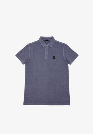 Polo a maniche corte, blu sbiadito, con tre bottoni e una piccola toppa logo nera sul petto sinistro.