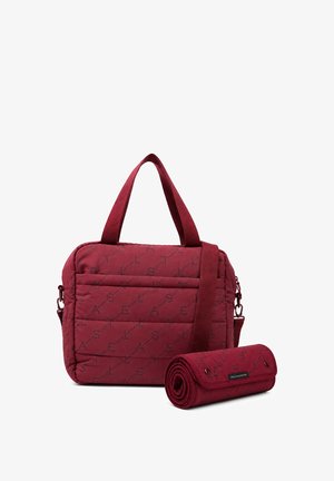 Donkerrode doorgestikte rechthoekige tas met dubbele handvatten en afneembare riem, getoond naast een bijpassend opgerold accessoire met drukknoopsluitingen.