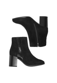 Botines de ante negro con tacón grueso, que cuentan con cierre de cremallera y paneles laterales de malla, ofrecen un diseño elegante y moderno.