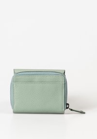 Portafoglio in pelle verde chiaro con finitura testurizzata, chiusura a zip e slot per carte sul retro. Forma rettangolare compatta.