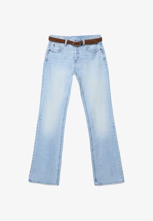 Světlé modré džíny s rovnými nohavicemi, hnědý kožený pásek, přední kapsy a vybledlý vzhled na stehnech a kolenou.