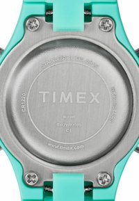 Montre Timex au dos en acier inoxydable avec des détails gravés ; accents en plastique turquoise brillant et vis de fixation visibles.