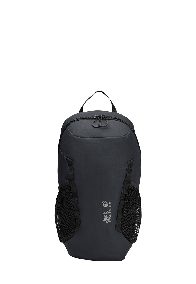 Schwarzer Rucksack mit glatter Stoffoberfläche, Reißverschluss-Oberseite, Netztaschen an den Seiten und Logo auf der Vorderseite. Verfügt über zwei Schultergurte.