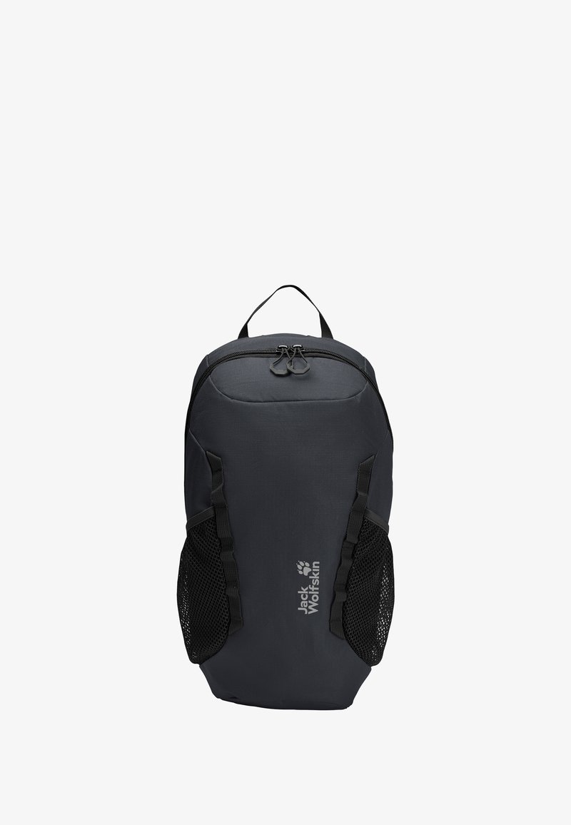 Mochila negra con una superficie de tejido liso, cremallera en la parte superior, bolsillos laterales de malla y logo en la parte frontal. Cuenta con correas dobles para los hombros.