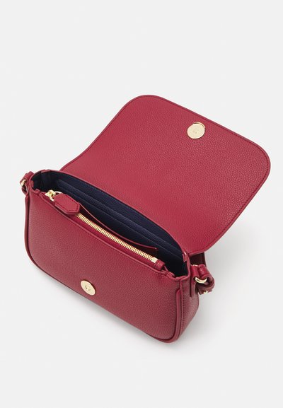 Borsa a tracolla in pelle rossa con texture, dotata di chiusura a scatto dorata e interno blu. Presenta una tasca con zip e una tracolla regolabile.