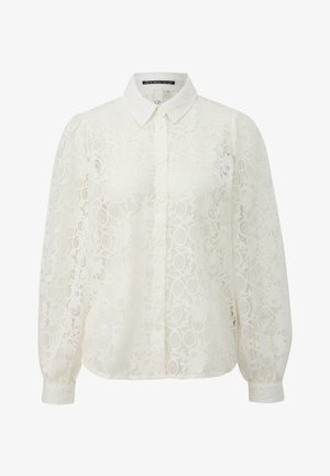 Blusa blanca de encaje con cuello, cierre de botones al frente y mangas largas abullonadas. Presenta patrones circulares y una tela texturizada.