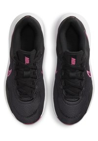 Pár černých běžeckých bot Nike s růžovým logem a akcenty, bílými podrážkami a černými tkaničkami, zobrazených shora na bílém pozadí.