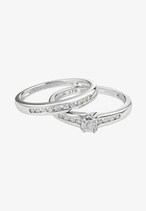 DIAMANT L'ÉTERNEL 9CTCHANNEL SET 0.25CT PRINCESS CUT DIAMOND BRIDAL SE - Ring - silver coloured