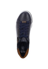 Marineblaue Leder-Sneaker mit passenden marineblauen Schnürsenkeln, goldfarbenen Details und einem Akzent aus hellbraunem Wildleder an der Spitze; ausgestattet mit einem Reißverschluss an der Seite.