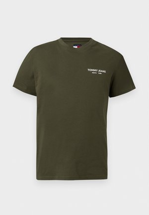 Un mannequin masculin porte un t-shirt Tommy Jeans vert olive et un jean bleu sur un fond clair uni.