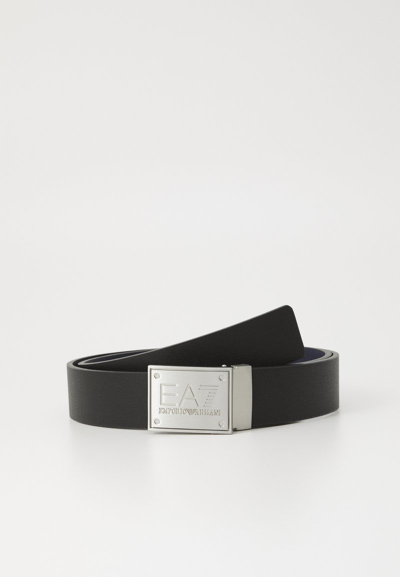 Cinto de couro preto com fivela quadrada prateada com detalhe de logotipo em relevo. Textura suave, design elegante e forma clássica.