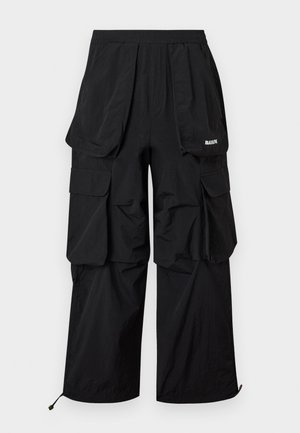 Pantaloni cargo negri cu picioare largi, cu mai multe buzunare mari cu clapetă, talie elastică și terminații cu șnur, având un mic logo Barbour pe buzunarul din dreapta.