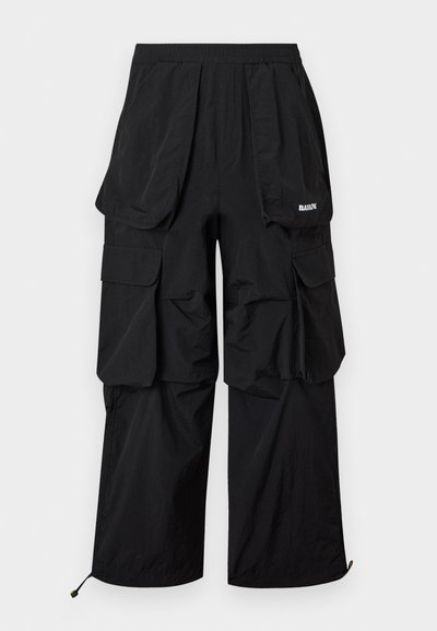 Μαύρο cargo παντελόνι με φαρδιά μπατζάκια, πολλές μεγάλες τσέπες με καπάκι, ελαστική μέση και κορδόνια στα τελειώματα, με μικρό λογότυπο Barbour στην δεξιά τσέπη.
