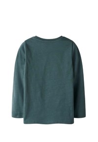 T-shirt à manches longues en vert sarcelle foncé. Matière douce en coton avec un col rond et un ourlet droit. Texture lisse, sans motifs ni graphiques.