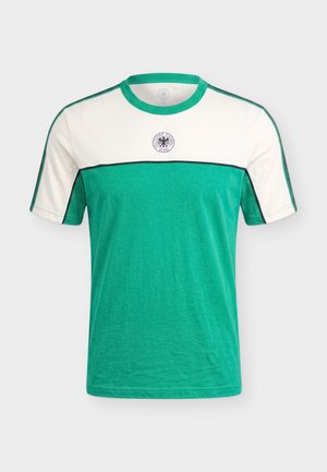 Kortærmet grøn og hvid sportsjersey med rund hals og Deutscher Fußball-Bund-emblem centralt på brystet.